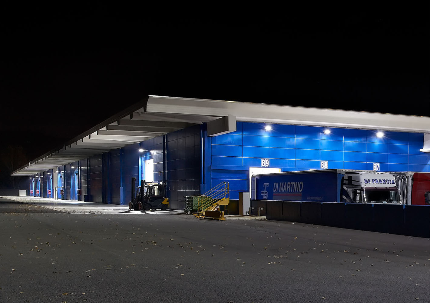 Security perimeter lighting for logistic centres